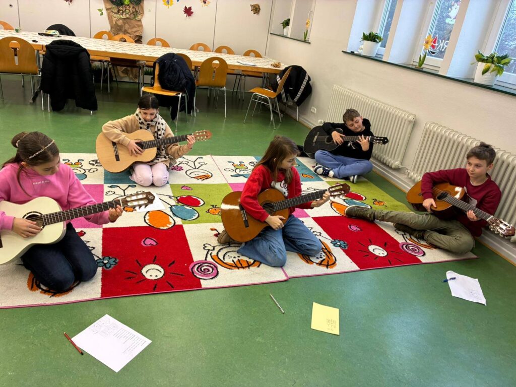 GITARKA: MAŁE PALCE, WIELKIE DŹWIĘKI 