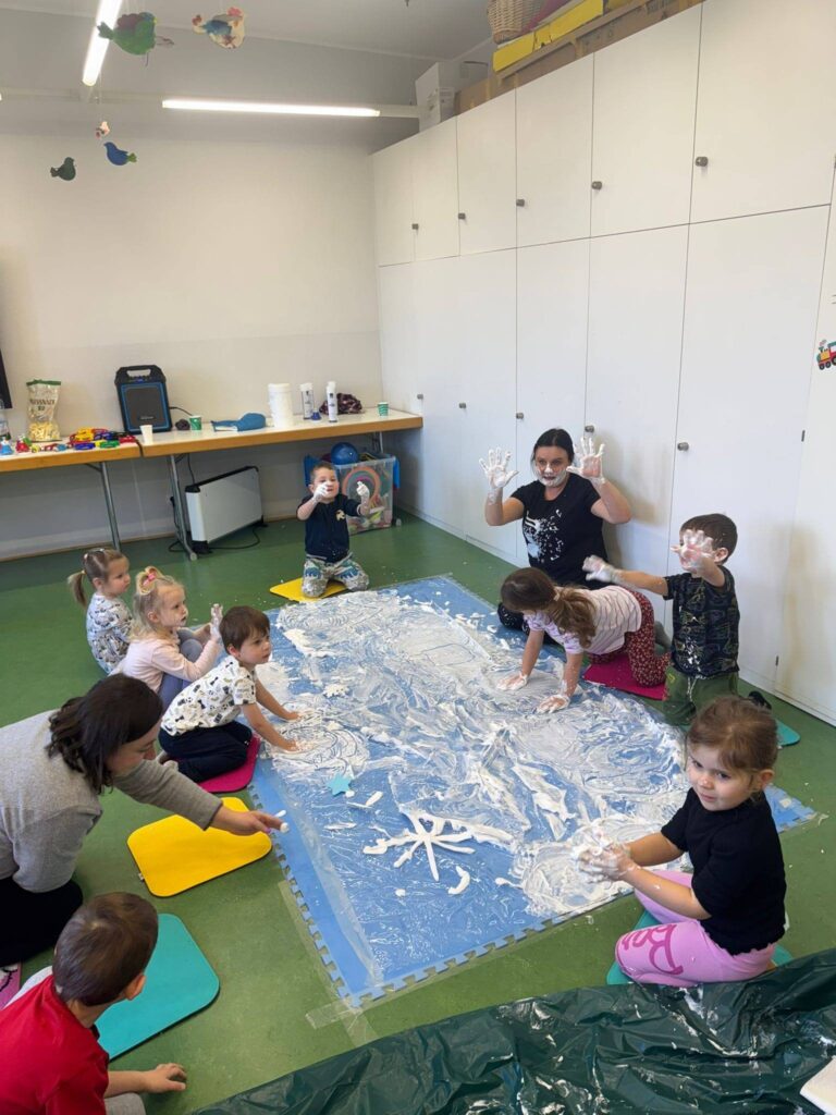 krasnale w zimowym nastroju