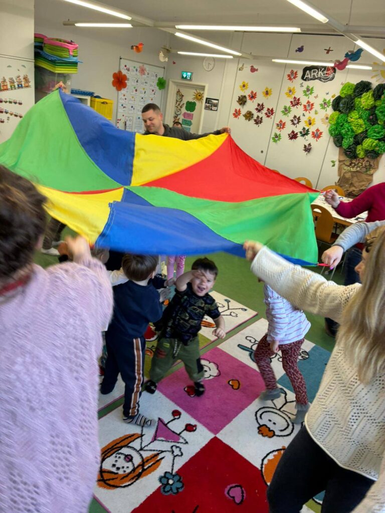 krasnale w zimowym nastroju