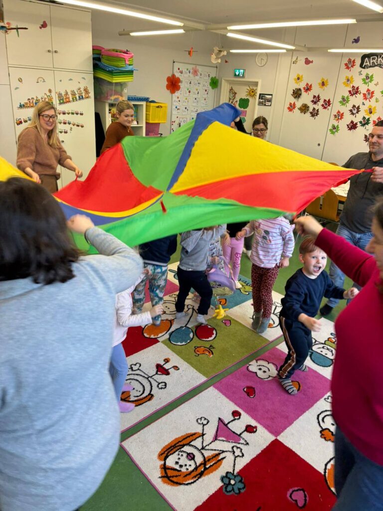 krasnale w zimowym nastroju