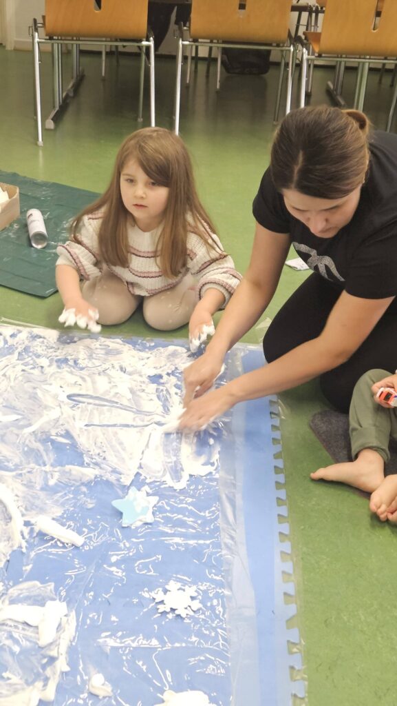 krasnale w zimowym nastroju