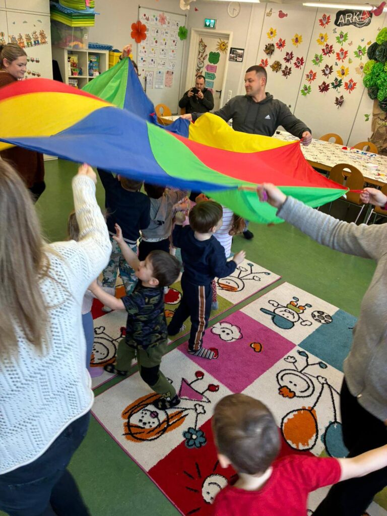 krasnale w zimowym nastroju