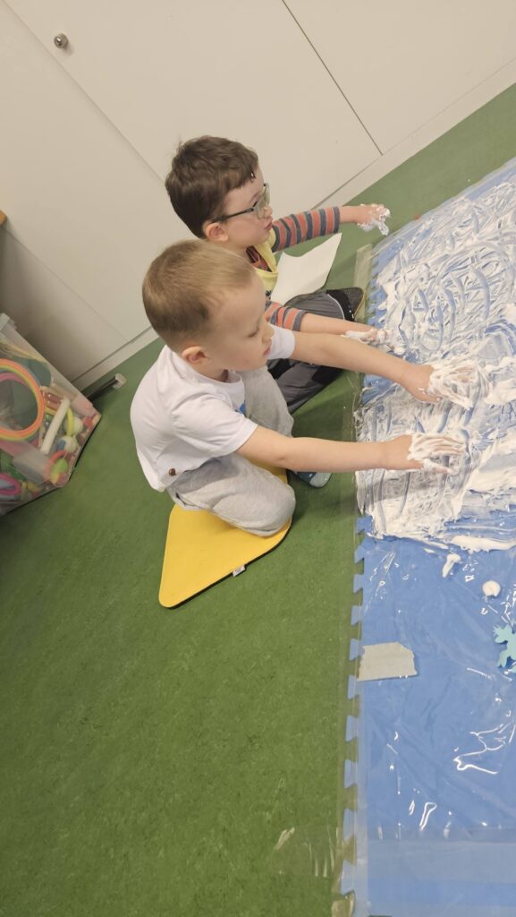 krasnale w zimowym nastroju